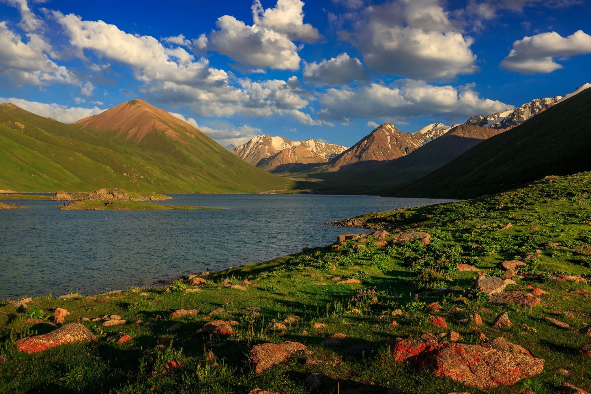 Три киргизии. Киргизия и Кыргызстан. Бишкек Киргизия природа. Киргизия Бишкек горы. Озеро в горах Киргизии.